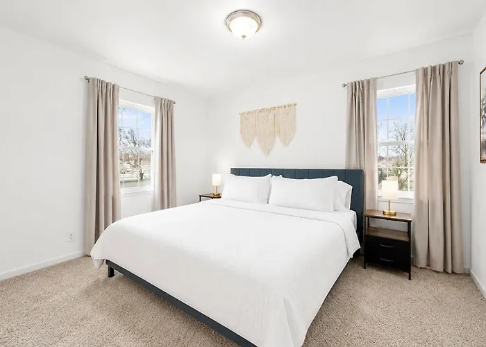 Easton 4br Getaway, Game And 2 Living Areas *