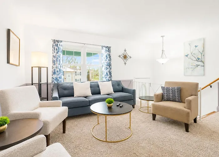Easton 4br Getaway, Game And 2 Living Areas Columbus