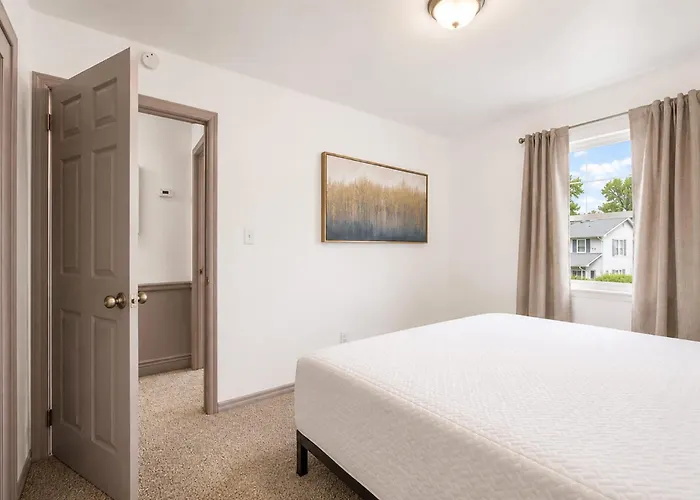Easton 4br Getaway, Game And 2 Living Areas
