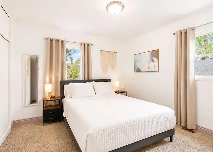 Easton 4br Getaway, Game And 2 Living Areas *